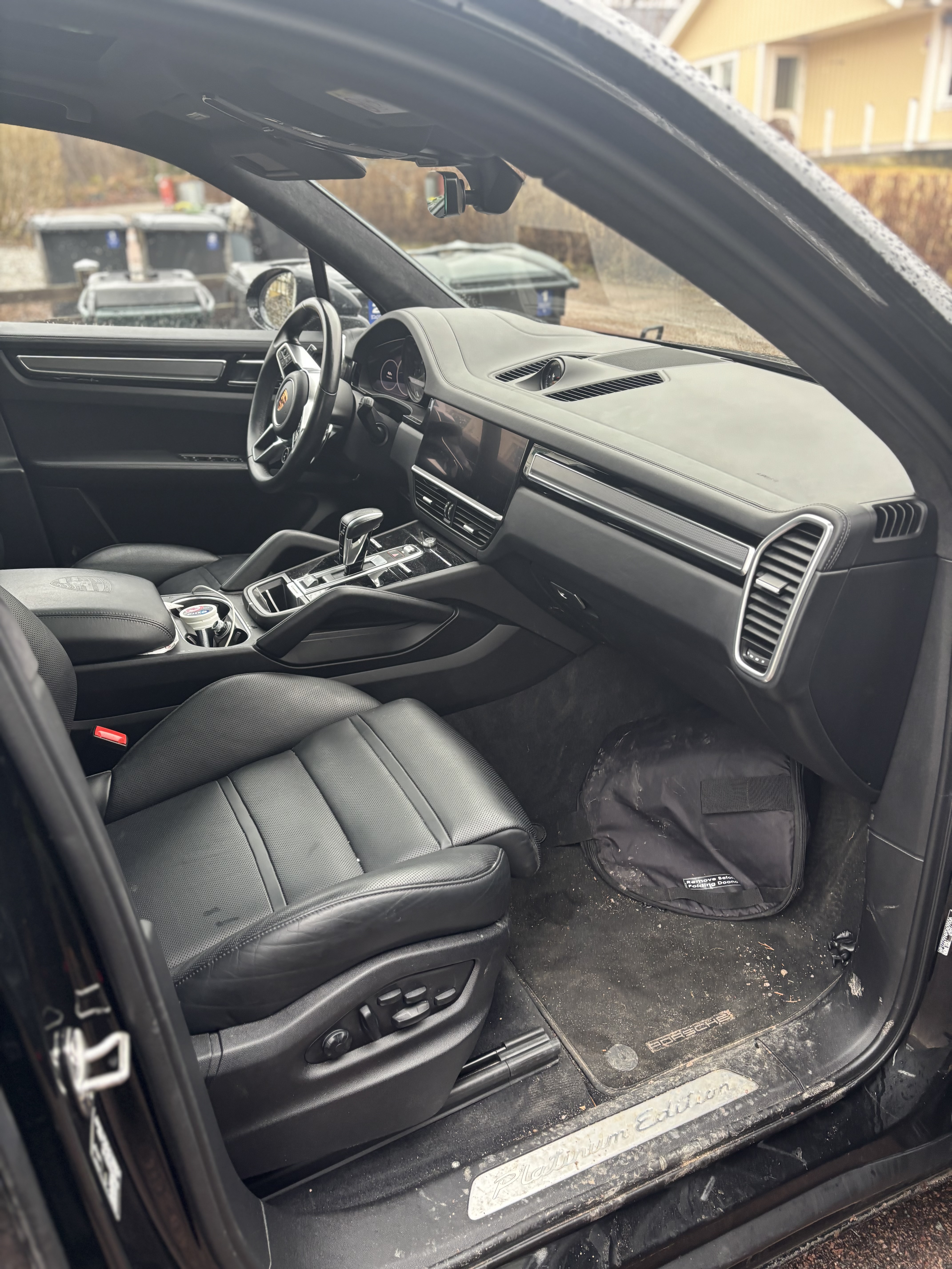 Porsche Cayenne interiör med svart läder efter invändig rekond