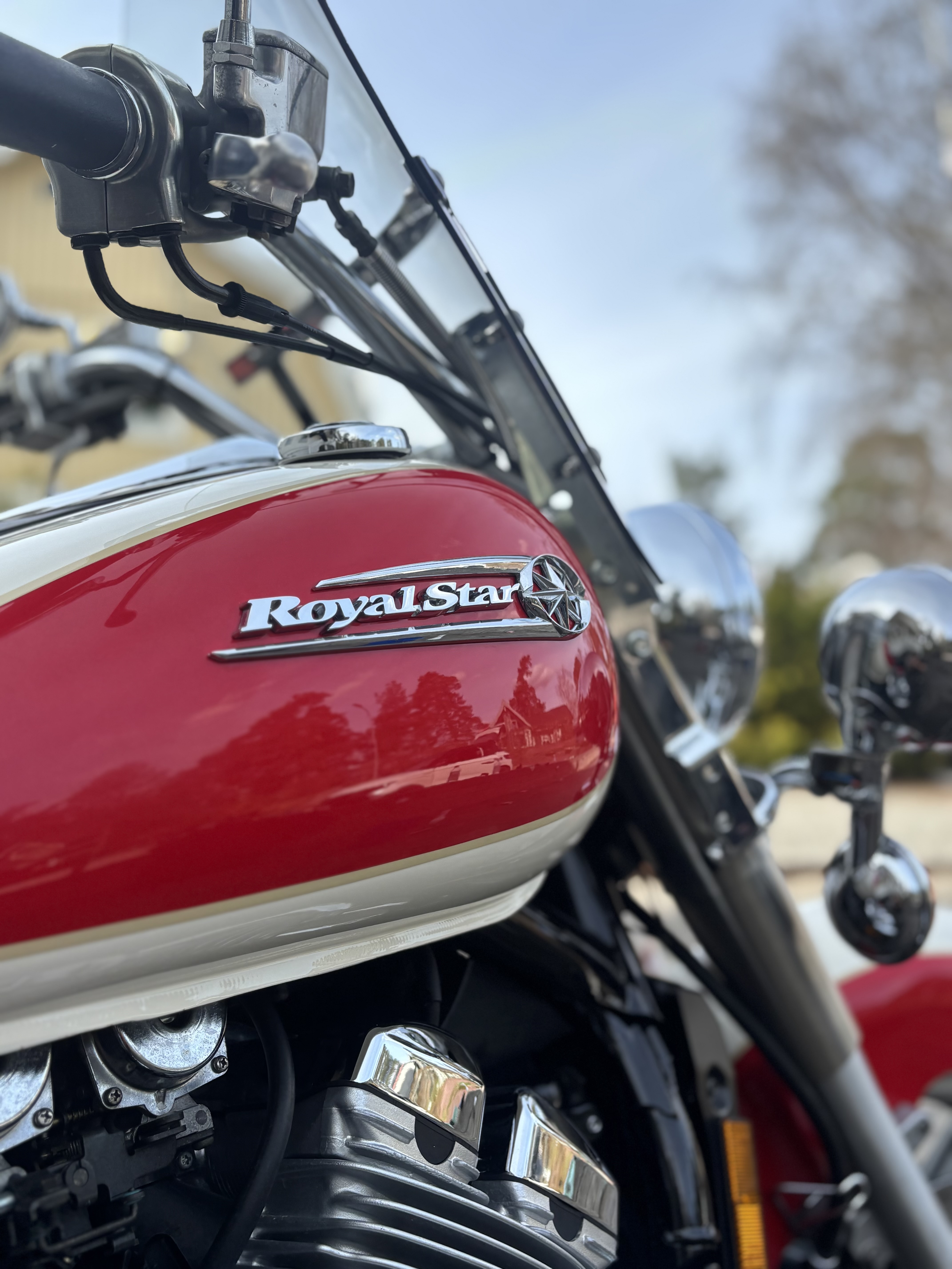 Honda Shadow med chrom och röd-vit lack under skumtvätt
