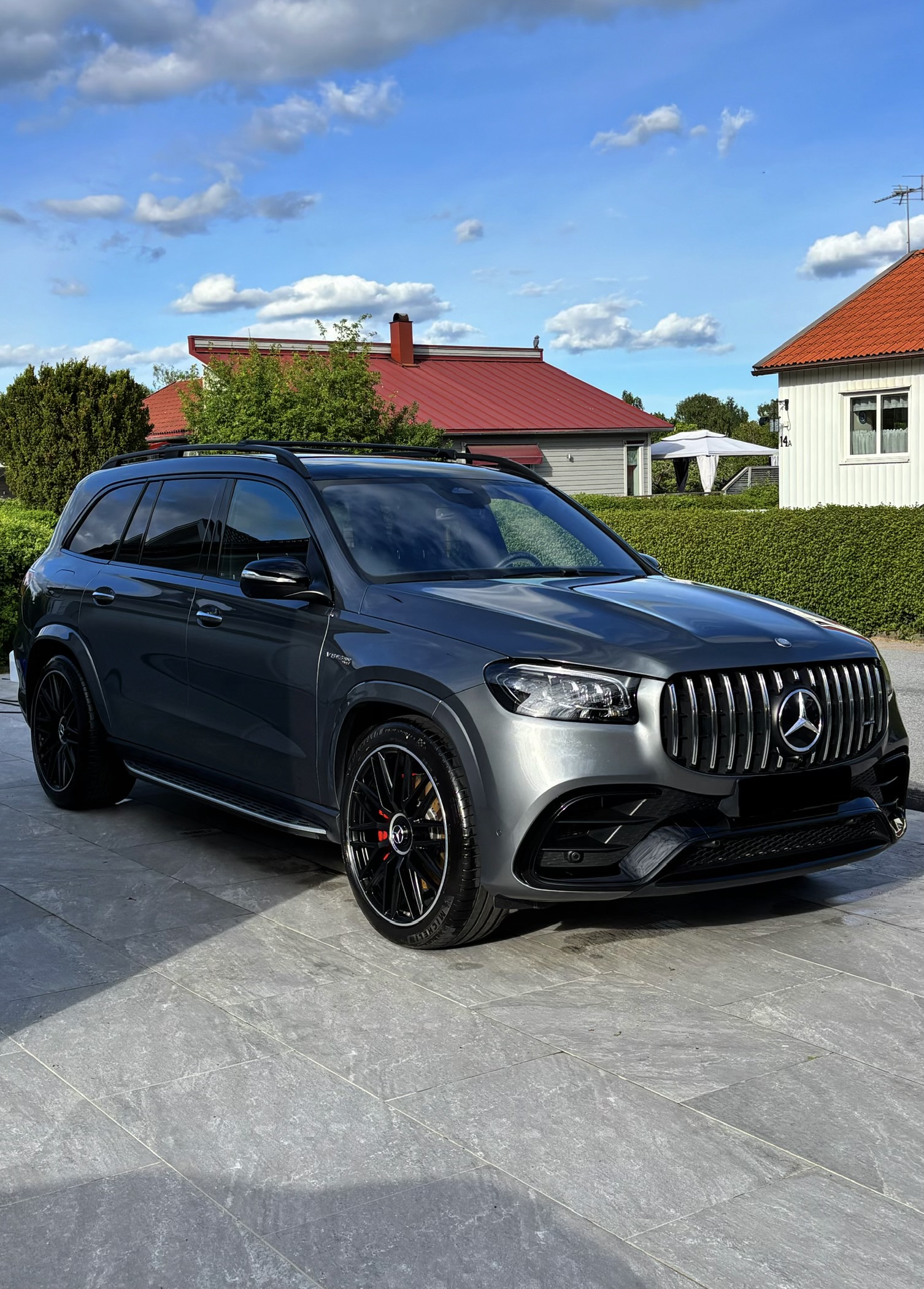 Svart BMW M-serie under aktiv skumtvätt vid kundens hem