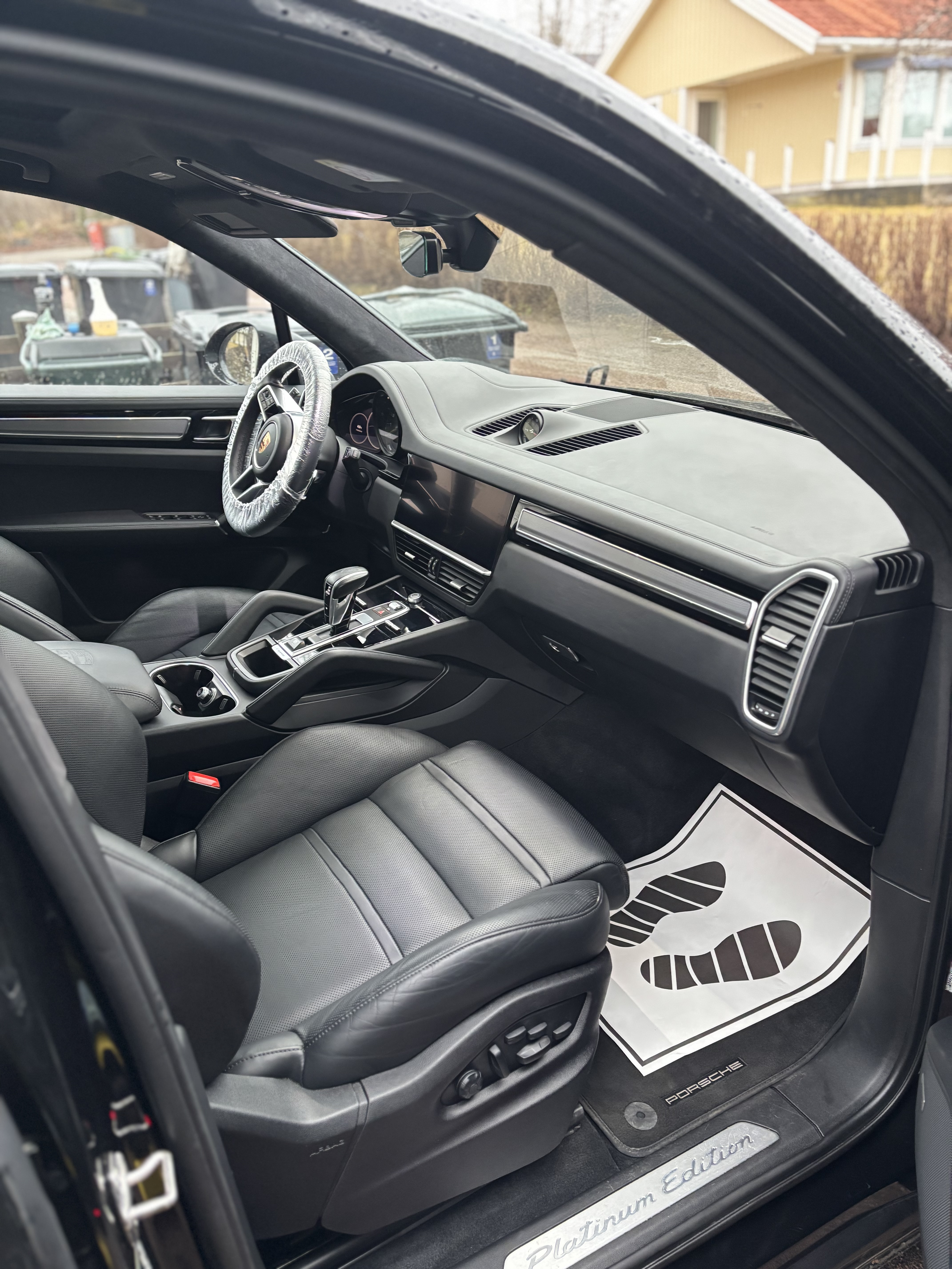 Porsche Cayenne interiör med svart läder efter invändig rekond