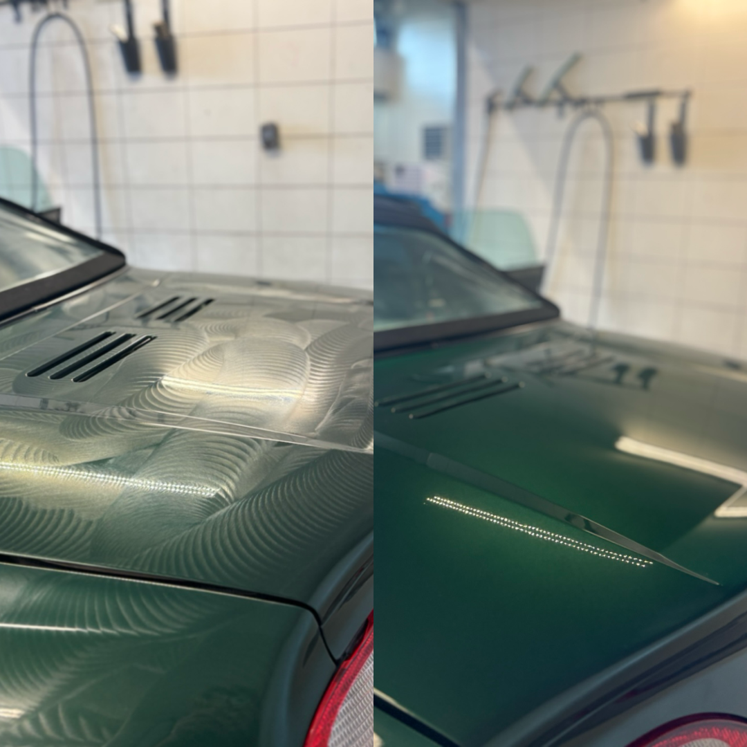 Mörkgrön motorhuv före och efter polering, swirlmärken bortpolerade