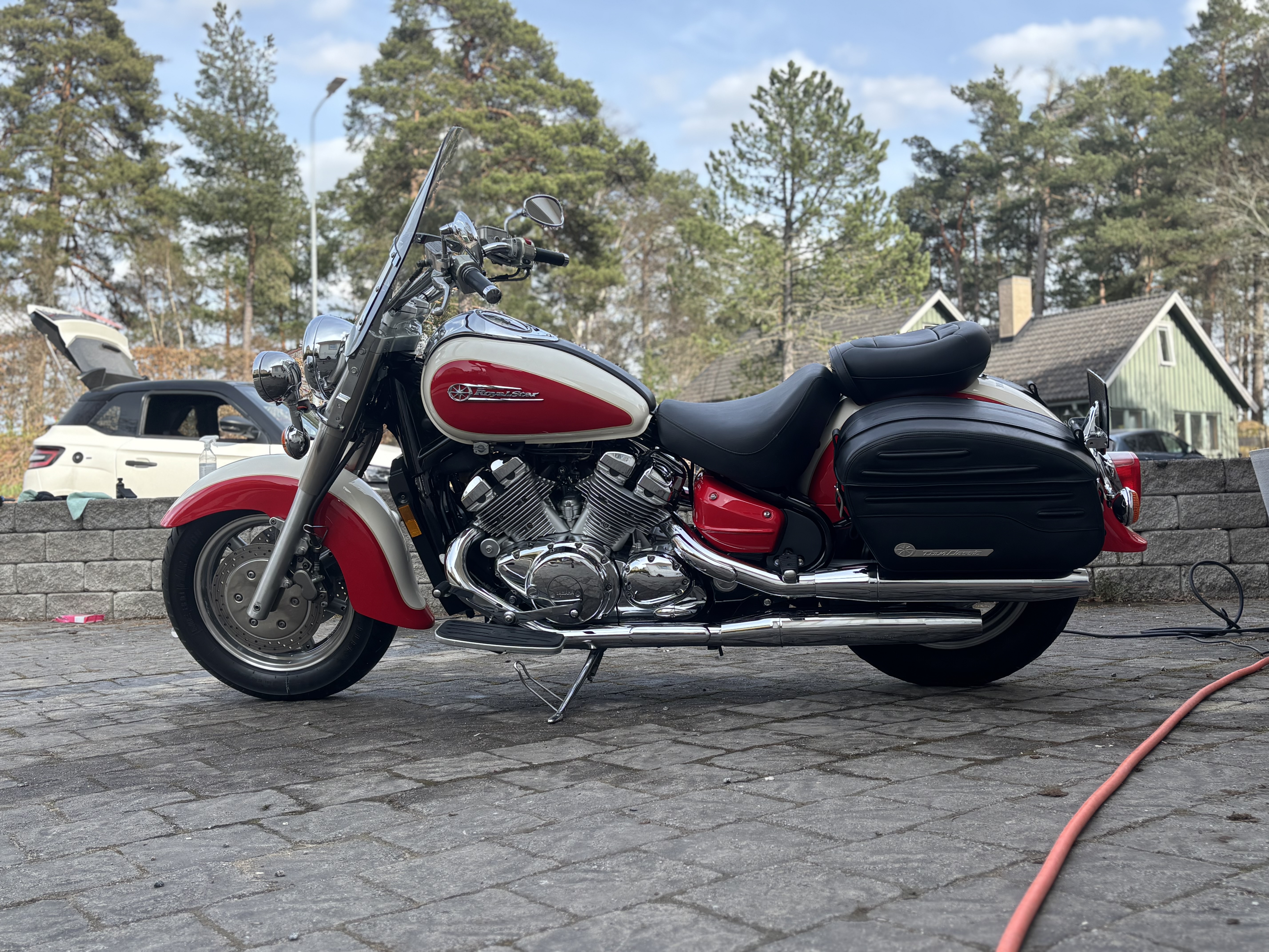 Honda Shadow med chrom och röd-vit lack under skumtvätt