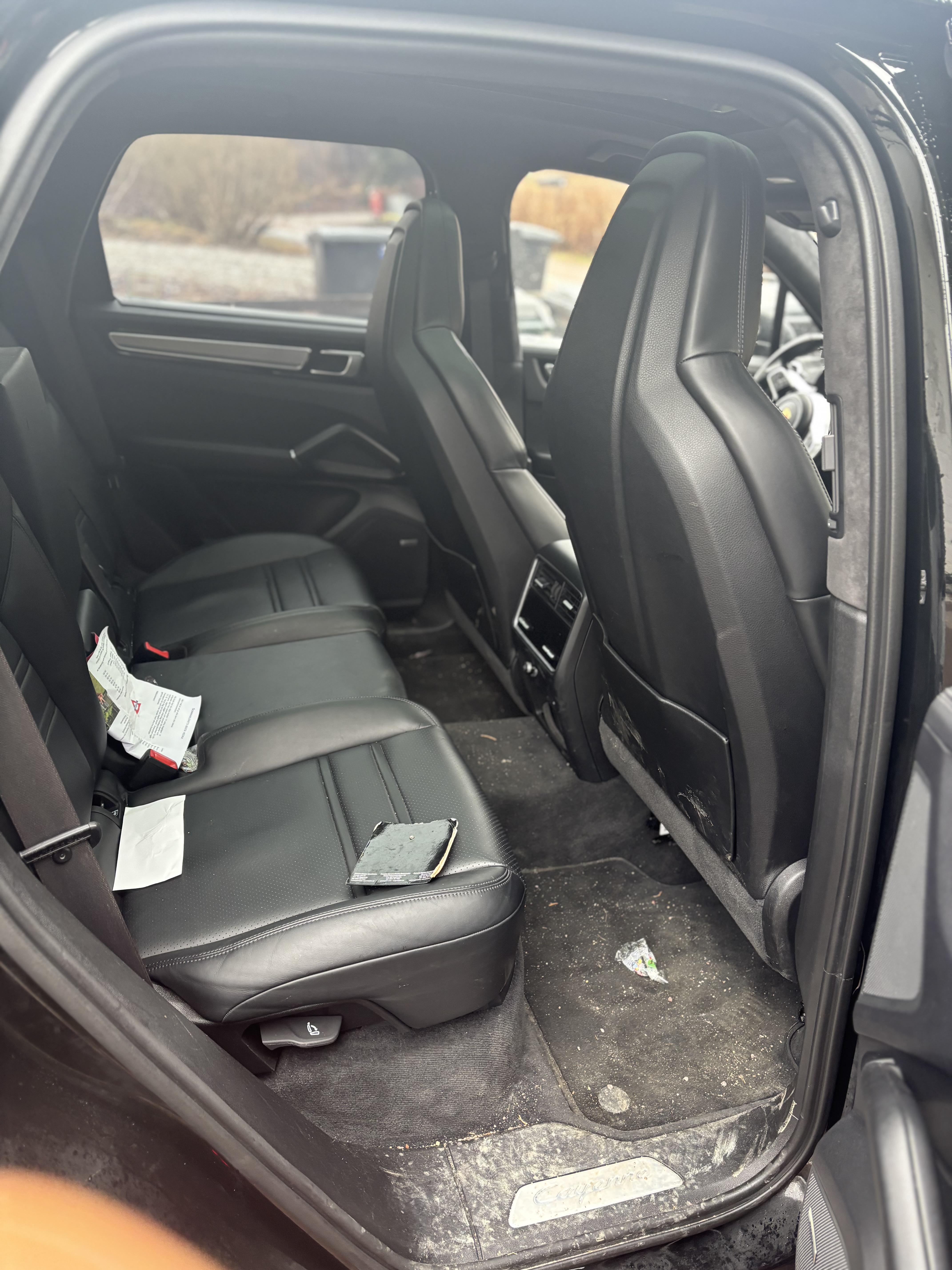 Porsche Cayenne interiör med svart läder efter invändig rekond