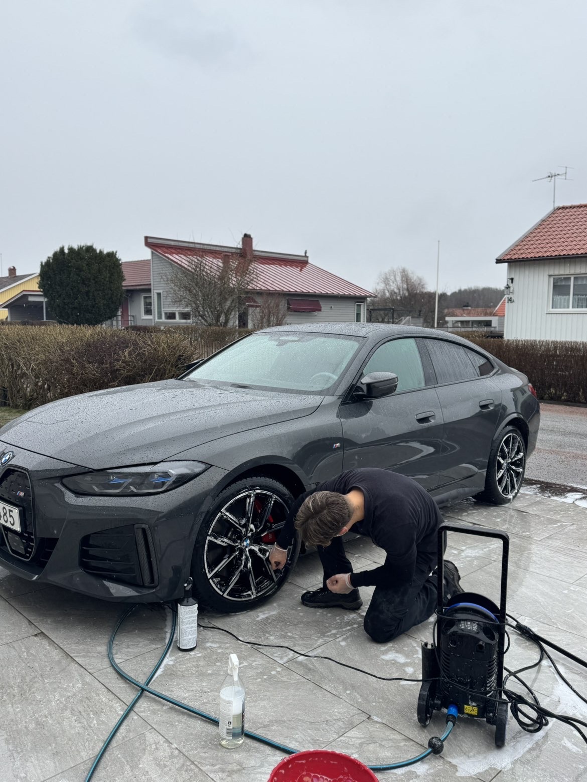 Röd Porsche GT4 RS i skum under komplett rekond