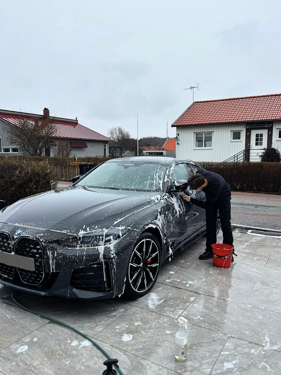 Röd Porsche GT4 RS i skum under komplett rekond