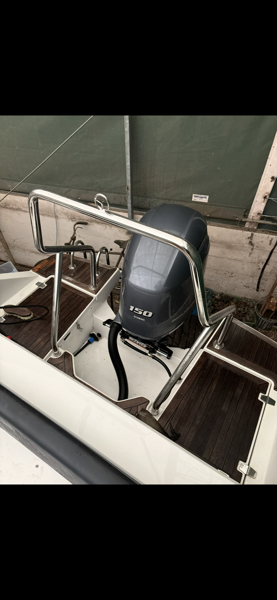 Finnmaster cockpit och teakdäck efter rekond
