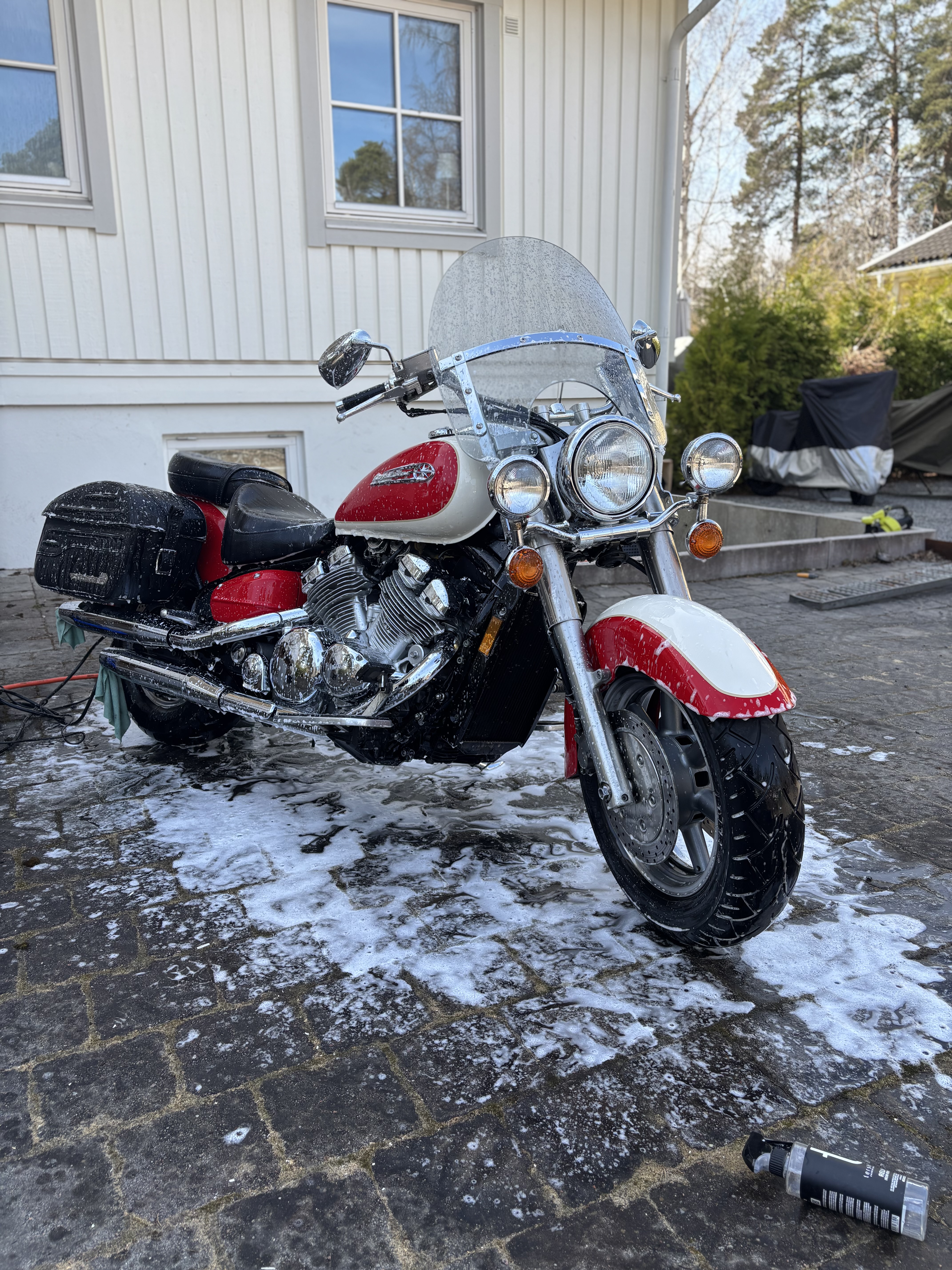Honda Shadow med chrom och röd-vit lack under skumtvätt