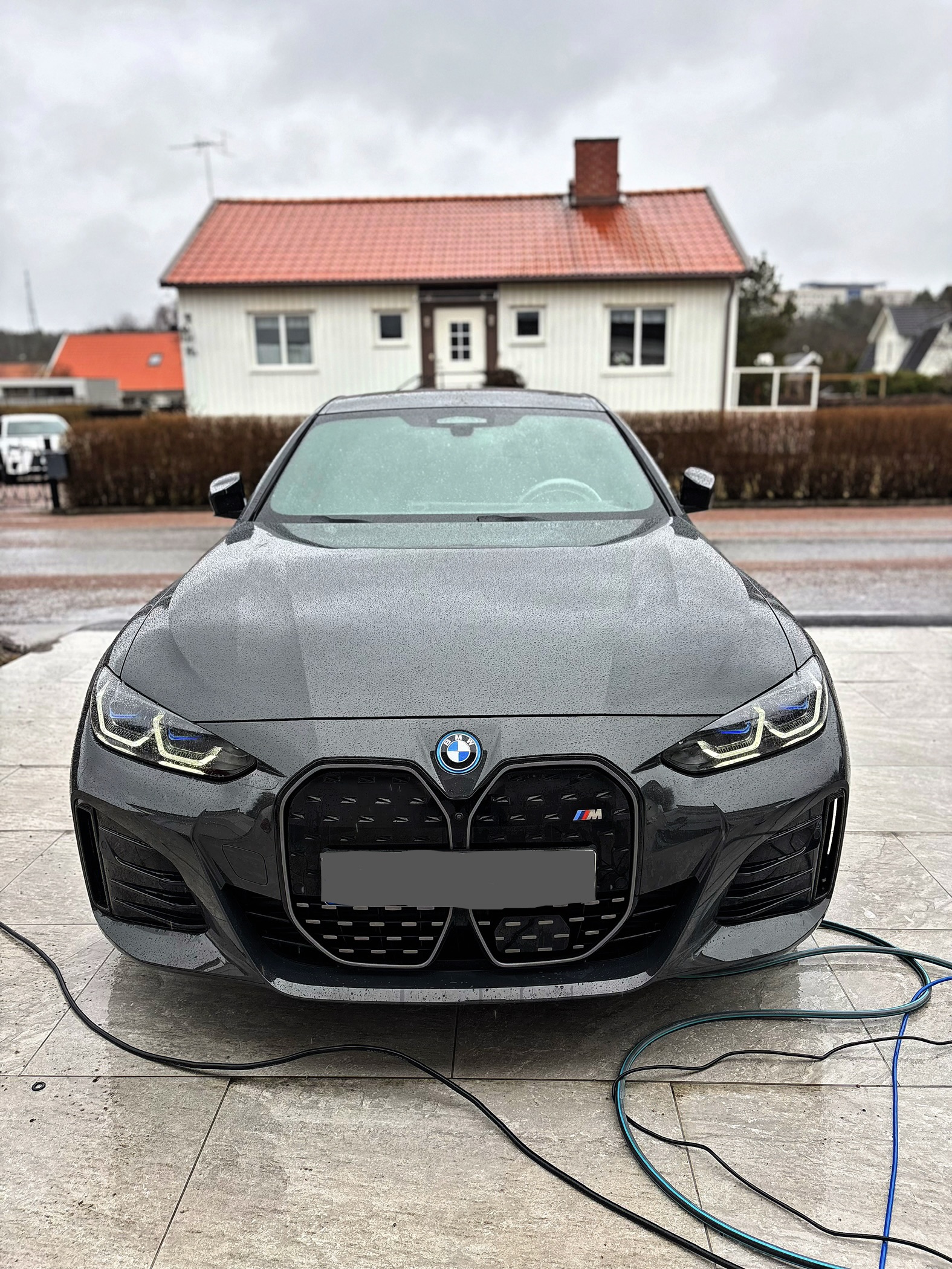Röd Porsche GT4 RS i skum under komplett rekond