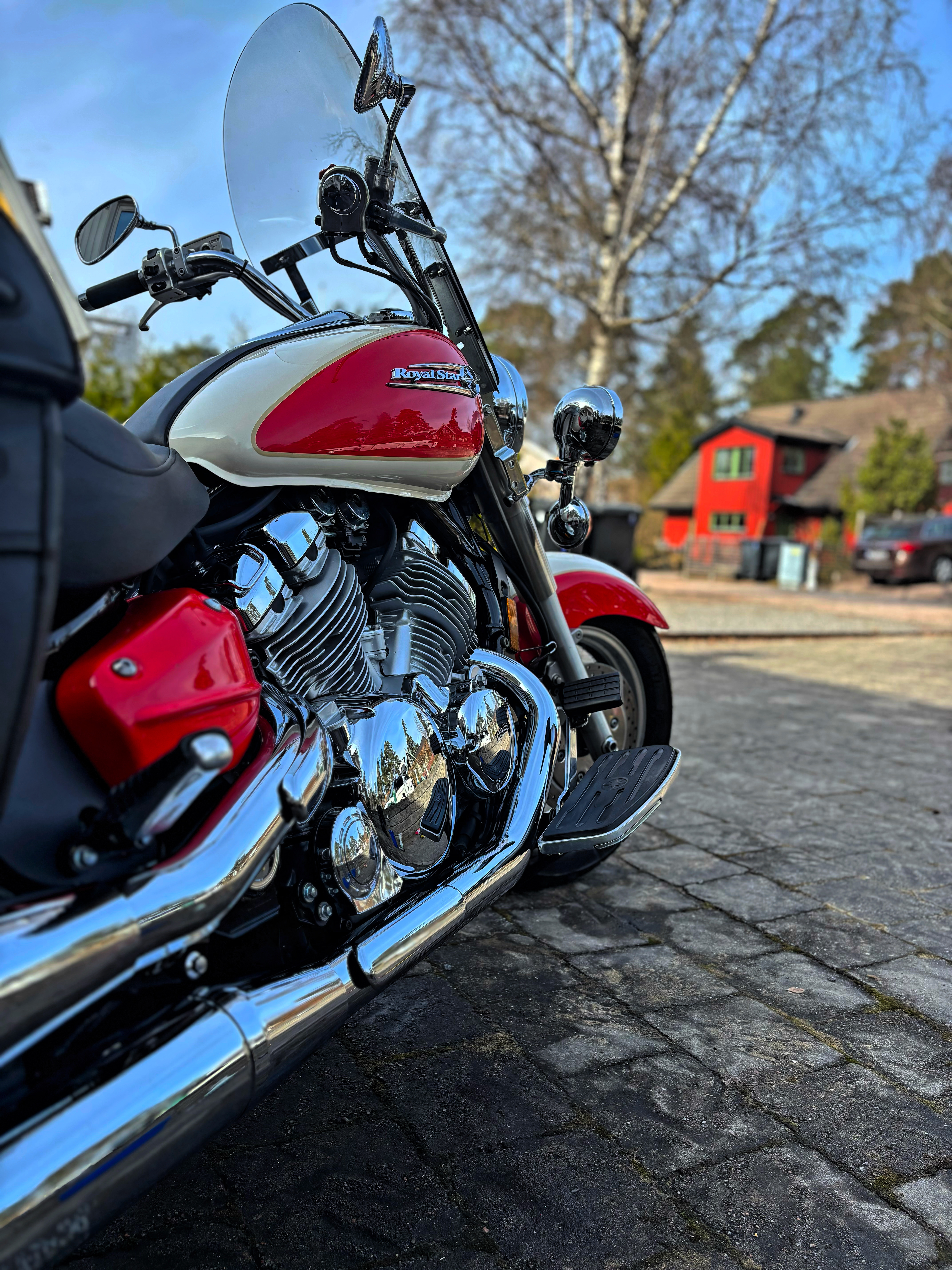 Honda Shadow med chrom och röd-vit lack under skumtvätt