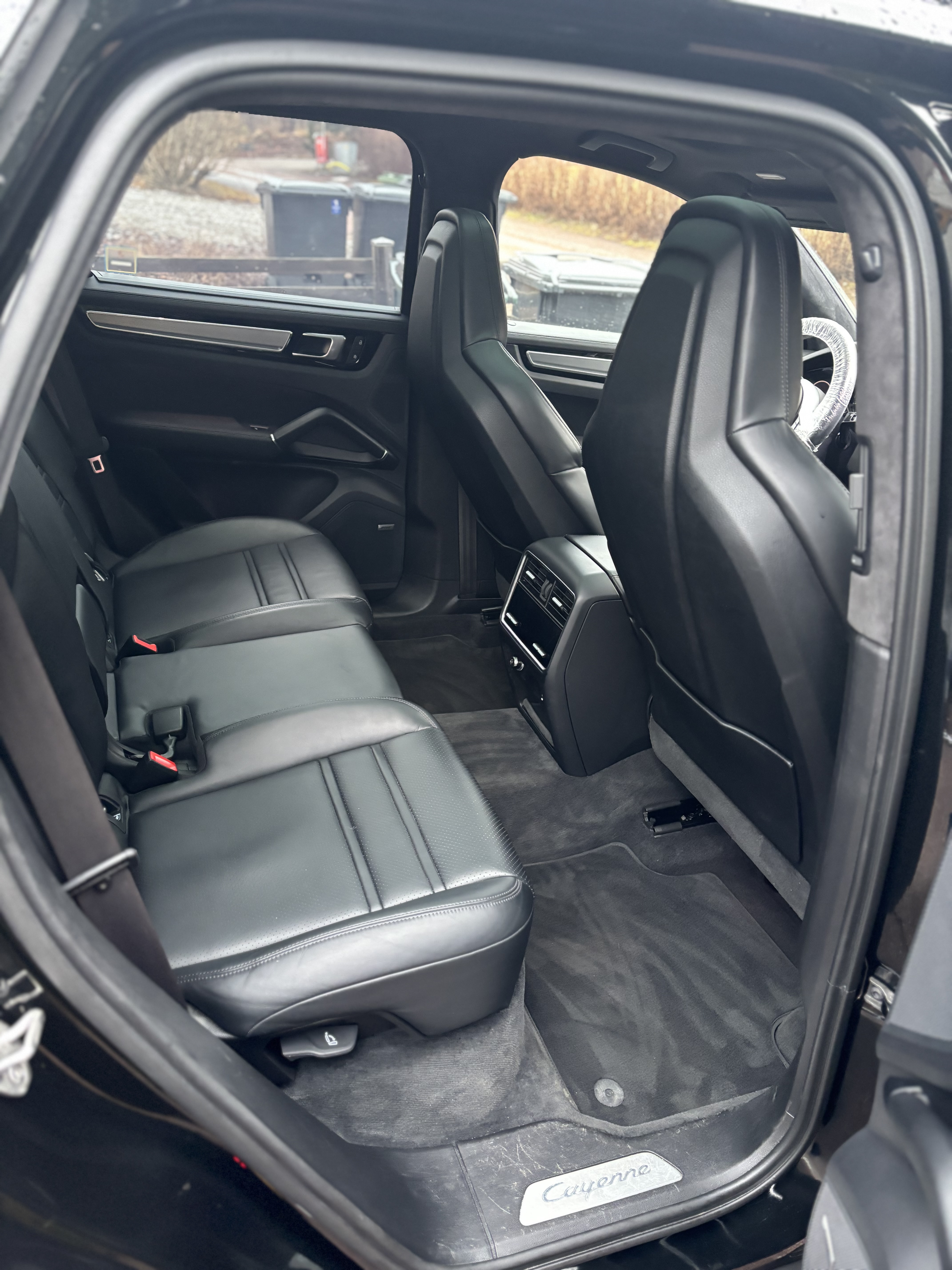 Porsche Cayenne interiör med svart läder efter invändig rekond