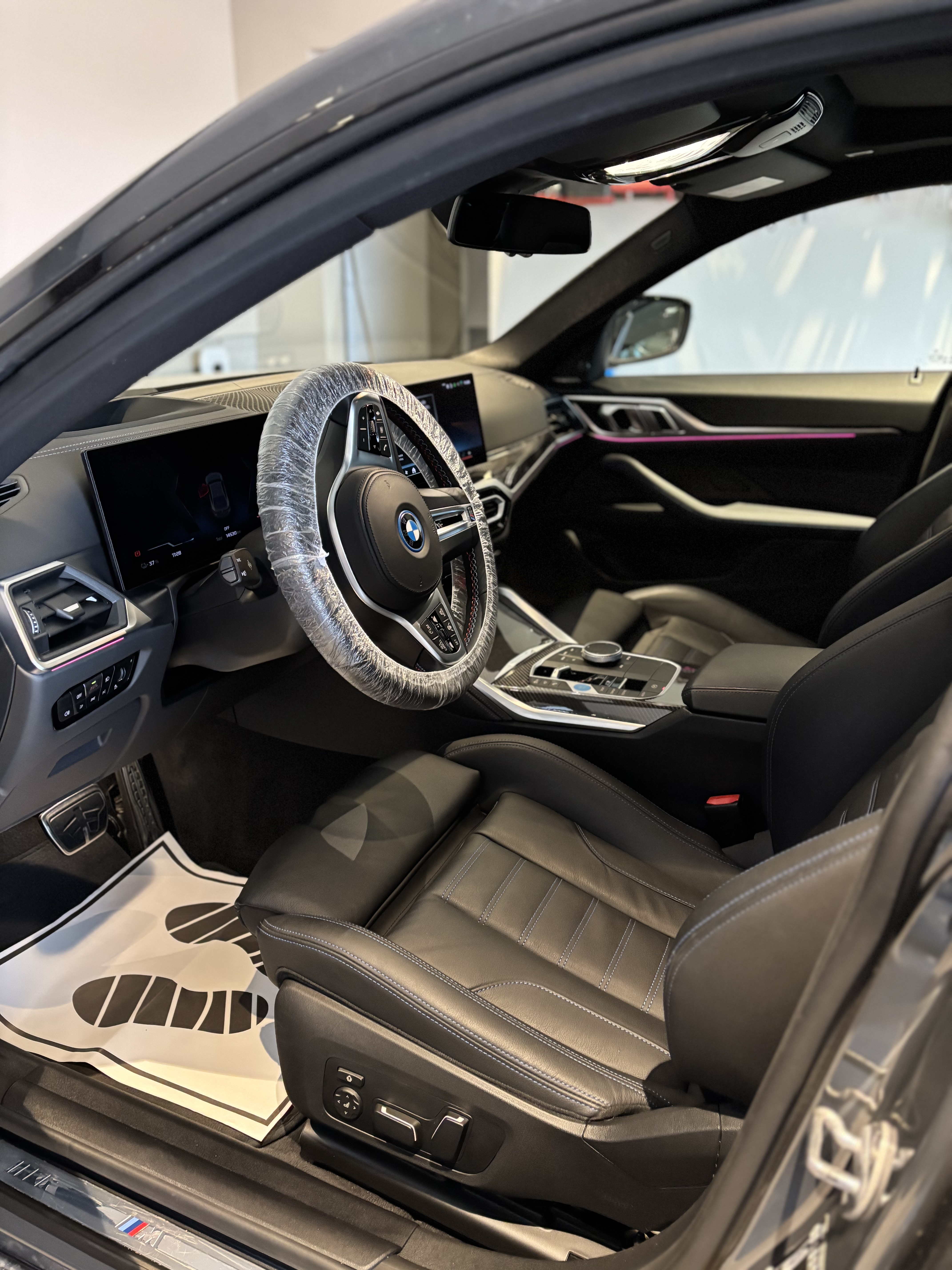 Röd Porsche GT4 RS i skum under komplett rekond